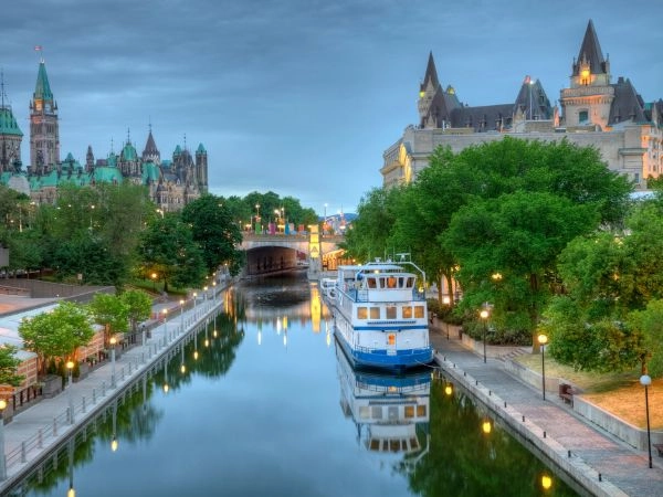 Navigare lungo il Canale Rideau, tra paesaggi storici e scorci suggestivi nel cuore dell’Ontario