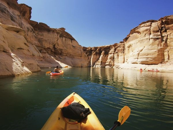 Navigare sul Lake Powell, tra canyon di arenaria rossa e acque blu nel deserto americano