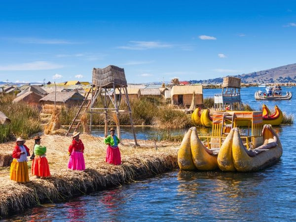 Navigare sul lago Titicaca, tra isole tradizionali e paesaggi andini d’alta quota
