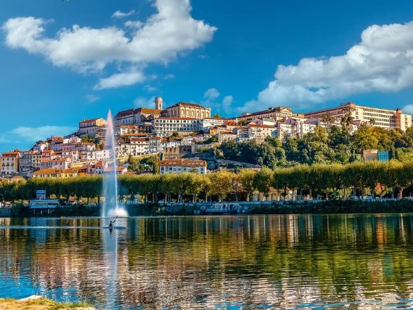 Passeggiare a Coimbra, città portoghese famosa per l’università storica e le tradizioni accademiche