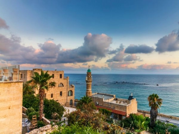 Passeggiare a Jaffa, antico porto israeliano famoso per i vicoli storici e le vedute sul Mediterraneo