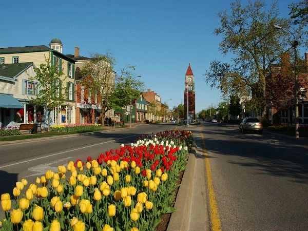 Passeggiare a Niagara-on-the-Lake, tra case storiche, giardini curati e vigneti dell’Ontario