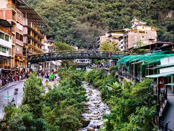 Raggiungere Aguas Calientes, villaggio ai piedi di Machu Picchu immerso nella vegetazione andina