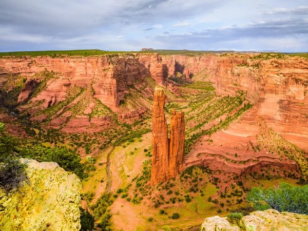 Raggiungere Spider Rock nel Canyon de Chelly, imponente pinnacolo di arenaria sacro alla cultura Navajo