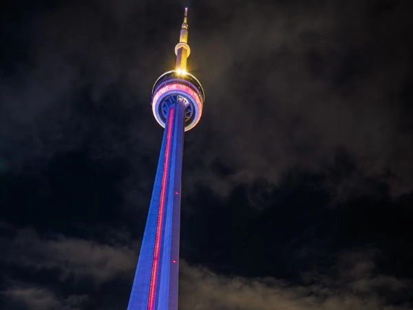 Raggiungere la CN Tower, simbolo di Toronto con viste panoramiche sul lago Ontario