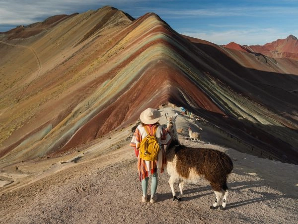Raggiungere la Montagna Arcobaleno in Perù, celebre per le striature colorate delle sue pendici andine