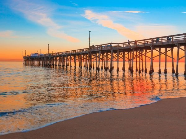 Riconoscere Newport Beach, ambientazione della serie TV The O.C., simbolo della California costiera