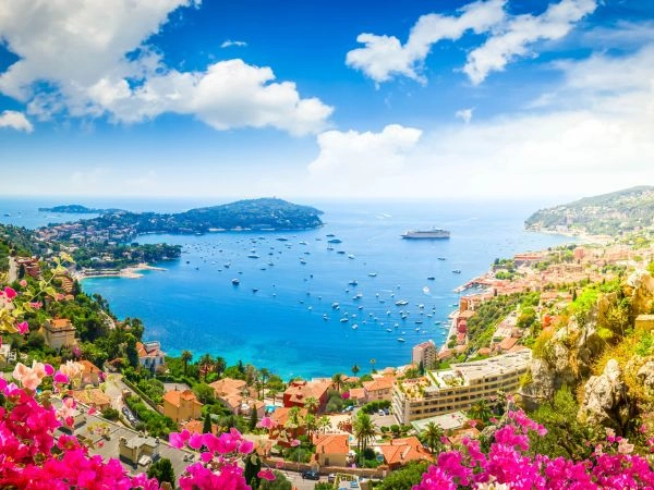 Riconoscere la Costa Azzurra, scenario della serie TV Riviera, tra ville esclusive e panorami mediterranei