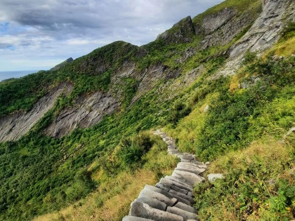 Salire sul monte Reinebringen, per ammirare i panorami spettacolari sulle isole Lofoten