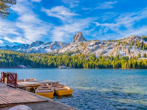 Scoprire Mammoth Lakes, località montana californiana famosa per laghi alpini e paesaggi vulcanici
