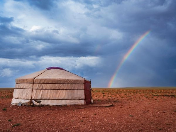 Scoprire Tsagaan Suvarga, spettacolari scogliere multicolori nel deserto del Gobi in Mongolia