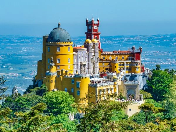 Scoprire il Palazzo da Pena, castello romantico dai colori vivaci sulle colline di Sintra