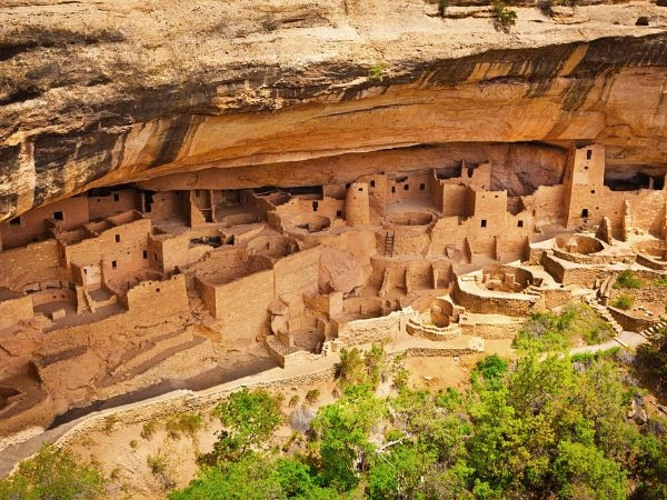 Scoprire il Parco Nazionale di Mesa Verde, famoso per gli antichi villaggi degli Ancestral Pueblo scavati nella roccia