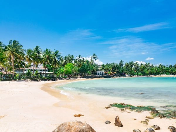 Unawatuna, località costiera dello Sri Lanka legata alle atmosfere della serie TV The Good Karma Hospital