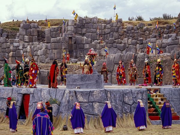 Celebrare l’Inti Raymi a Sacsayhuamán, rievocazione incaica dedicata al dio Sole a Cusco
