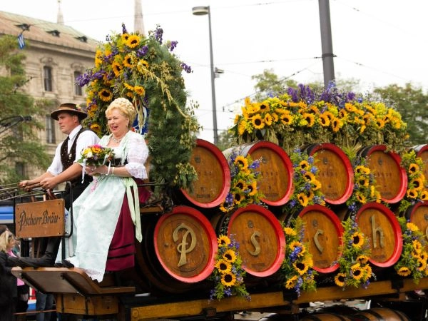 Celebrare l’euforia dell’Oktoberfest, tra musica bavarese, costumi tradizionali e festeggiamenti a Monaco