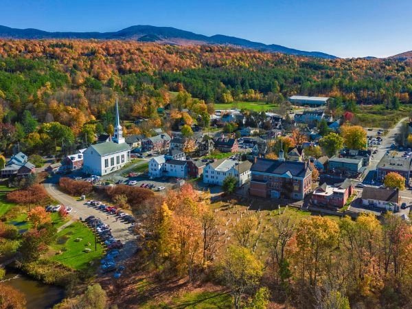 Scoprire Stowe, villaggio del Vermont famoso per i paesaggi montani e i colori autunnali delle foreste