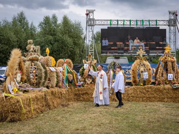 Celebrare il Dożynki, festa polacca del raccolto ricca di tradizioni contadine, canti e corone di grano
