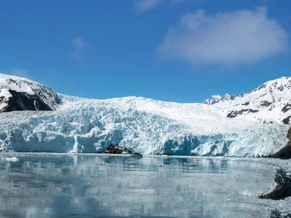 Esplorare il Parco Nazionale dei Fiordi di Kenai, dominato da ghiacciai imponenti e foreste selvagge dell’Alaska