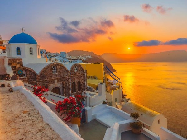 Santorini è famosa per i suoi tramonti spettacolari