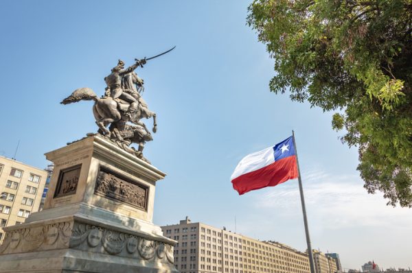 Statua del Generale Bernardo O'Higgins in Plaza Bulnes e bandiera cilena del Bicentenario