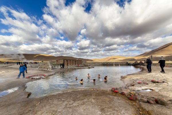 Turisti-fanno-un-bagno-in-una-pozza-del-campo-geotermico-di-El-Tatio-nel-deserto-di-Atacama