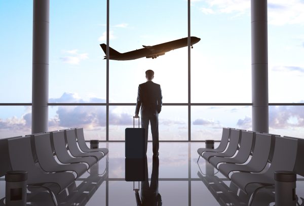 viaggiatore-pre-partenza-ammira-decollo-aereo