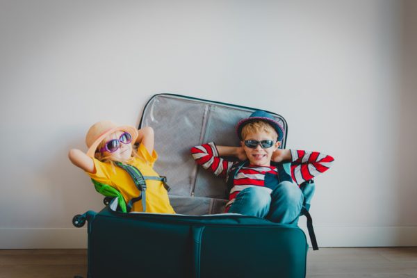 bambini-detro-la-valigia-viaggi-con-bambini-
