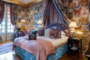 camera-da-letto-decorativa-e-colorata-hotel