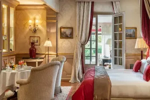 camera-da-letto-hotel-con-tavolino-e-letto