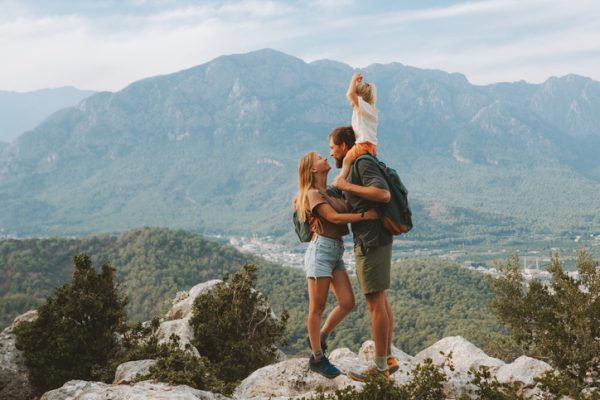 coppia-felice-in-montagna-con-bambina-viaggio