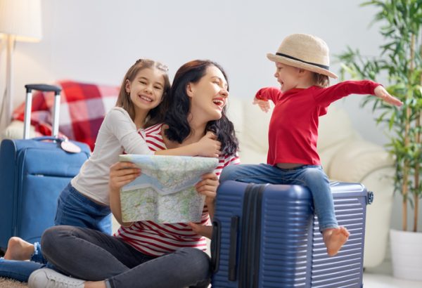 mamma-e-bambini-viaggio-valigia-sorrisi-e-abbracci.
