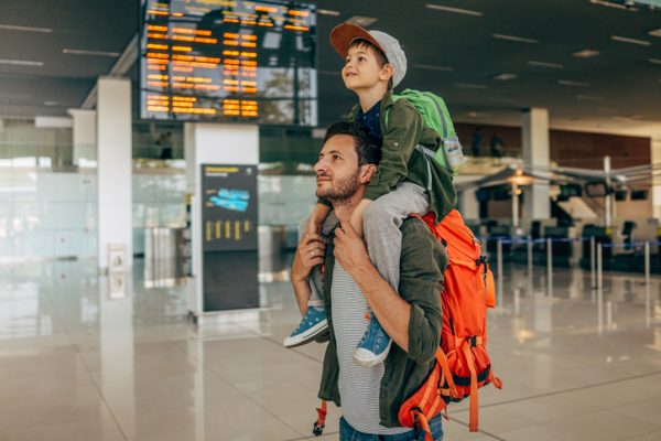 padre-e-figlio-partenza-viaggio-aereoporto