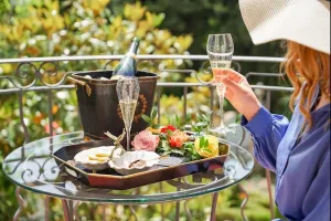 resort-hotel-spa-5-stelle-lusso-aperitivo-vino-nel-verde.