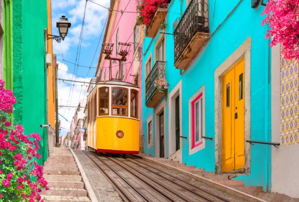 tram-e-palazzi-colorati-a-lisbona.