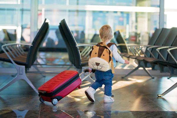 viaggi-con-bambini-aereoporto-con-valigetta.