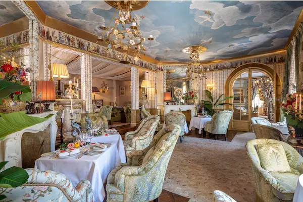 villa-gallici-5-stelle-lusso-salotto-arredamento-antico