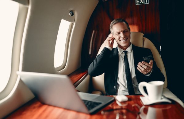 businnes-class-uomo-daffrai-in-viaggio