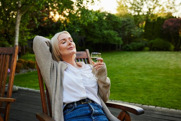 rigenerarsi-prendendosi-una-pausa-donna-in-giardino-con-calice-di-vino