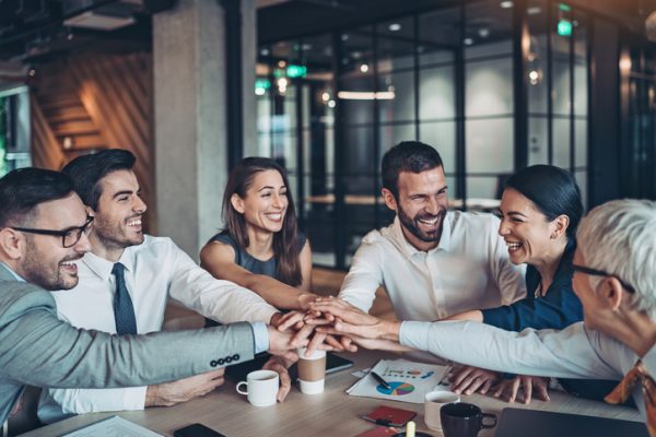 team-lavoratori-sorridono-insieme-per-il-lavoro-di-squadra-business-travel-2025