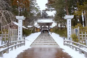 tempio-di-koyasan-innevato-alberi-gradini-e-scritte.