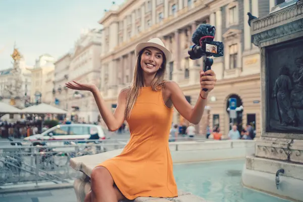 donna-in-citta-si-riprende-con-videocamera