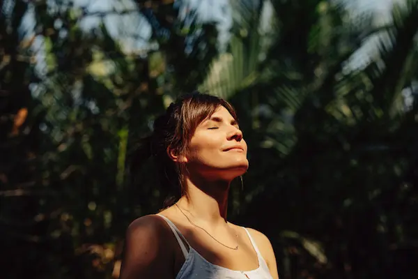 donna-in-mezzo-alla-natura-baciata-dal-sole