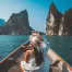 donna-in-viaggio-su-barchetta