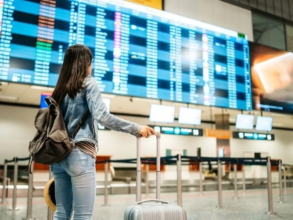donna che aspetta in aeroporto