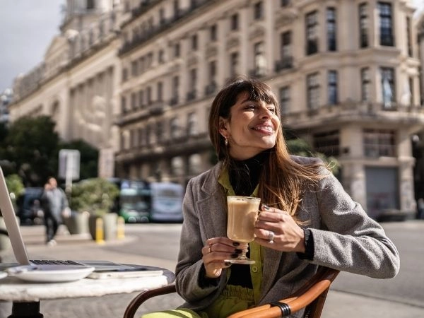 donna che beve il caffè