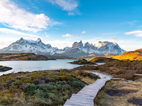Paesaggio della Patagonia con montagne innevate e lago glaciale cristallino