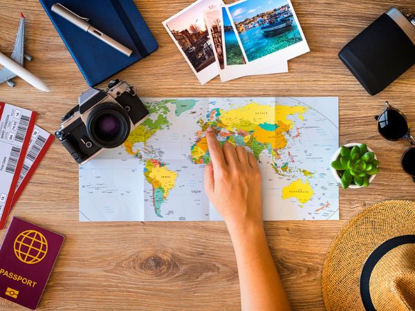 Viaggiatore che confronta un viaggio su misura e un pacchetto organizzato su una mappa del mondo