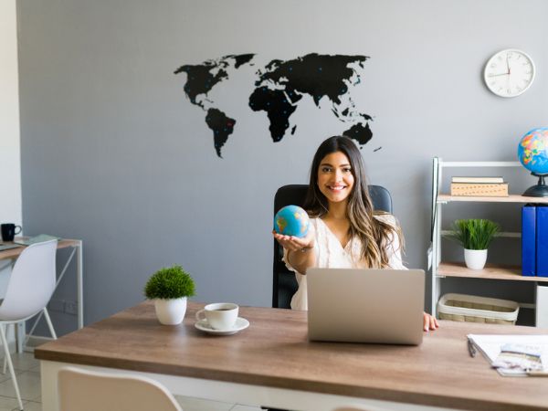 Consulente di viaggio che aiuta un cliente a scegliere la vacanza ideale