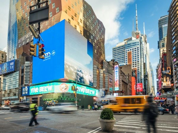 Iconica piazza di Times Square piena di luci, energia e vita continua